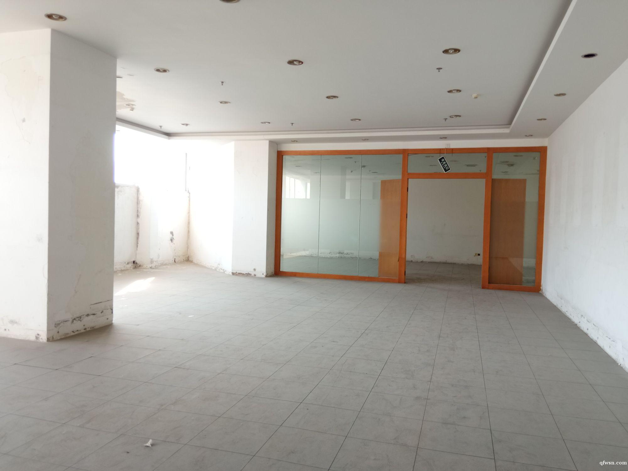 市中心,地鐵口,2樓商鋪出租,好停車,雙樓梯 市中心,地鐵口,2樓商鋪出租,好停車,雙樓梯