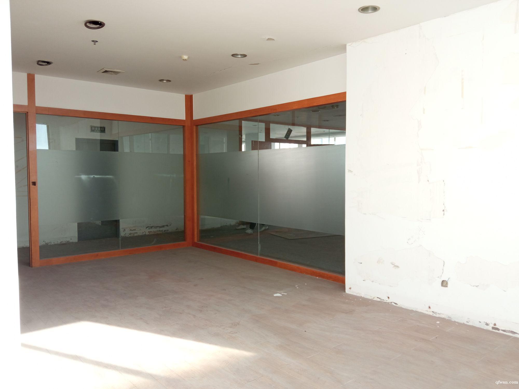 市中心,地鐵口,2樓商鋪出租,好停車,雙樓梯 市中心,地鐵口,2樓商鋪出租,好停車,雙樓梯